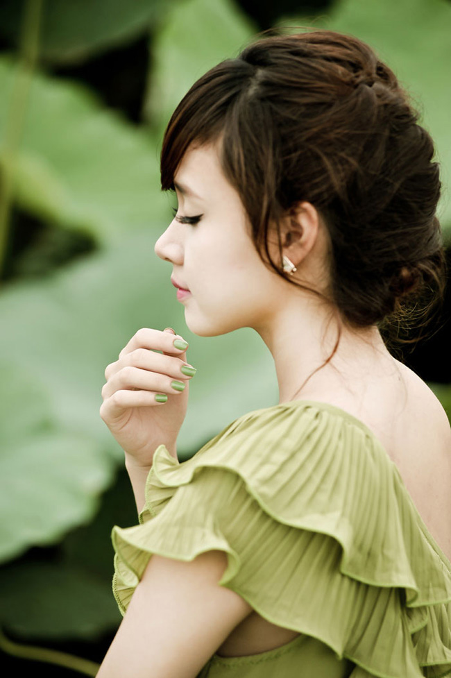 Vẻ đẹp của nữ diễn viên 23 tuổi hòa trong nét đẹp của tiết trời tháng 6 Hà Nội.